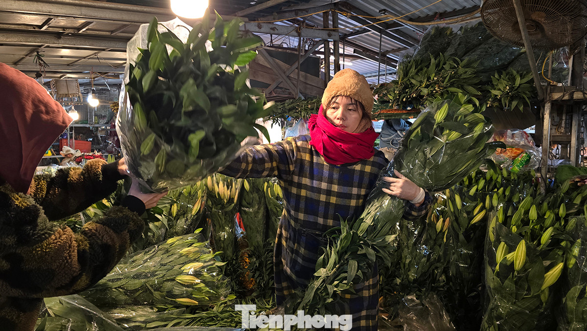 Đêm 29 Tết, chợ hoa Quảng Bá trở nên nhộn nhịp tấp nập hơn hẳn những ngày qua vì đây là phiên chợ cuối cùng trong năm cũ mà phiên chợ họp. Đêm 29 Tết, chợ hoa Quảng Bá trở nên nhộn nhịp tấp nập hơn hẳn những ngày qua vì đây là phiên chợ cuối cùng trong năm cũ mà phiên chợ họp.