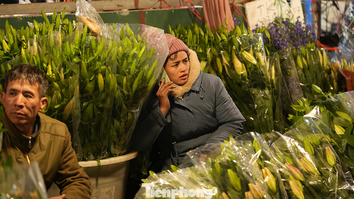 Càng về sáng, thời tiết càng trở nên lạnh giá. Các tiểu thương co ro trong khăn áo ấm mong bán được hết hoa trong đêm nay với suy nghĩ "giá nào cũng bán". Càng về sáng, thời tiết càng trở nên lạnh giá. Các tiểu thương co ro trong khăn áo ấm mong bán được hết hoa trong đêm nay với suy nghĩ "giá nào cũng bán".
