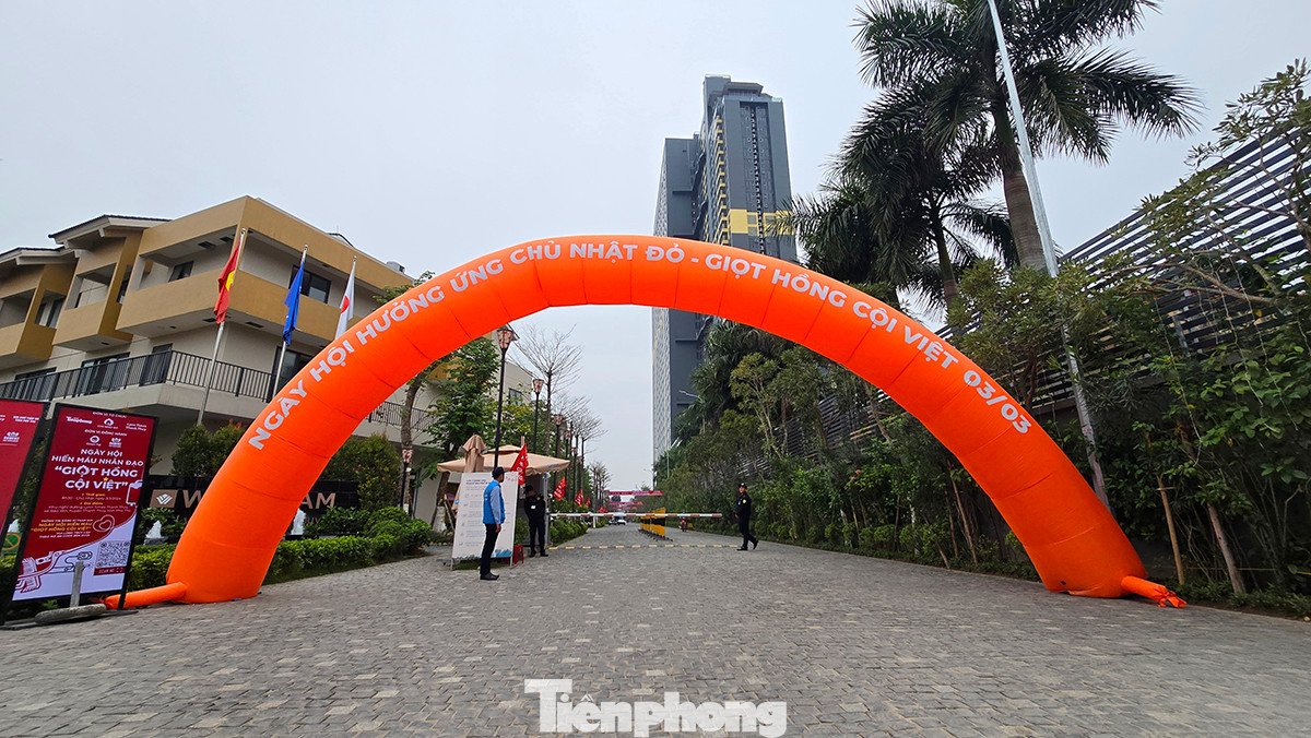 Cổng chào mừng sự kiện "Giọt hồng cội Việt" được dựng lối cổng vào khu hiến máu.