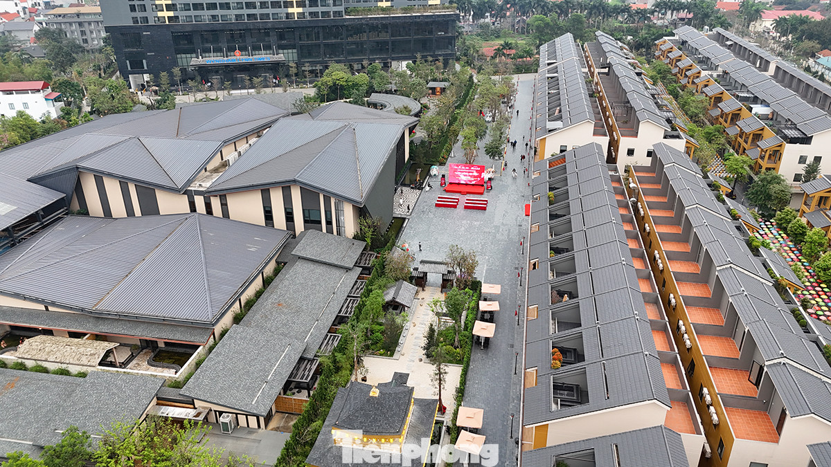 Toàn cảnh khu vực tổ chức sự kiện ngày hội hưởng ứng Chủ Nhật Đỏ lần thứ XVI - năm 2024 với chủ đề: "Giọt hồng cội Việt" nhìn từ trên cao.