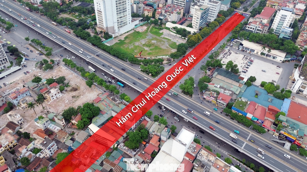 Theo đó, Sở Giao thông vận tải được giao nhiệm vụ nghiên cứu lập báo cáo đề xuất chủ trương đầu tư 10 dự án đầu tư công và 1 dự án tư theo hình thức PPP, trong đó có hầm chui ở nút giao đường Hoàng Quốc Việt - Phạm Văn Đồng.