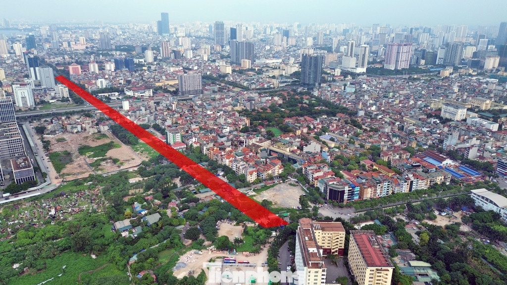 Dự án xây dựng hầm chui đường Hoàng Quốc Việt kéo dài với Phạm Văn Đồng và kết nối với phố Trần Vỹ có tổng chiều dài dự kiến 357m (bao gồm hầm kín 135m và hầm hở 222m).