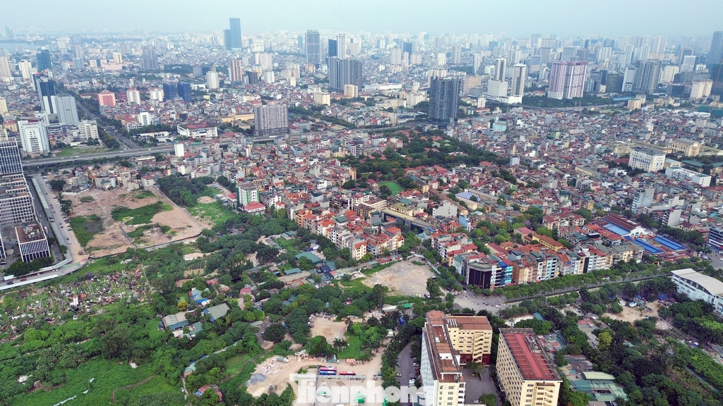 Trục đường Trần Vỹ được xây dựng đồng bộ với khu vực với dải phân cách có hàng cây xanh tượng tự như trục đường Hoàng Quốc Việt.