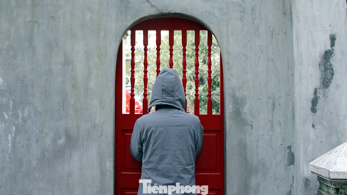 Hình ảnh được ghi nhận sáng sớm nay tại cổng Đền Ngọc Sơn (Hồ Hoàn Kiếm, Hà Nội)