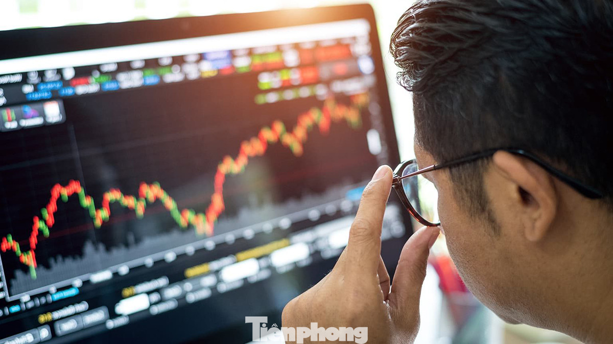 Theo các chuyên gia: Kỳ vọng tăng trưởng tín dụng cải thiện hỗ trợ dòng tiền trên thị trường chứng khoán đầu năm, thị trường chứng khoán năm 2024 sẽ có 2 giai đoạn tích cực đáng chú ý. VN-Index năm 2023 tăng 12,2%, đóng cửa ở mức 1.129,93 điểm. VCBS dự báo, chỉ số VN-Index có thể đạt đỉnh tại vùng 1.300 điểm trong năm 2024.