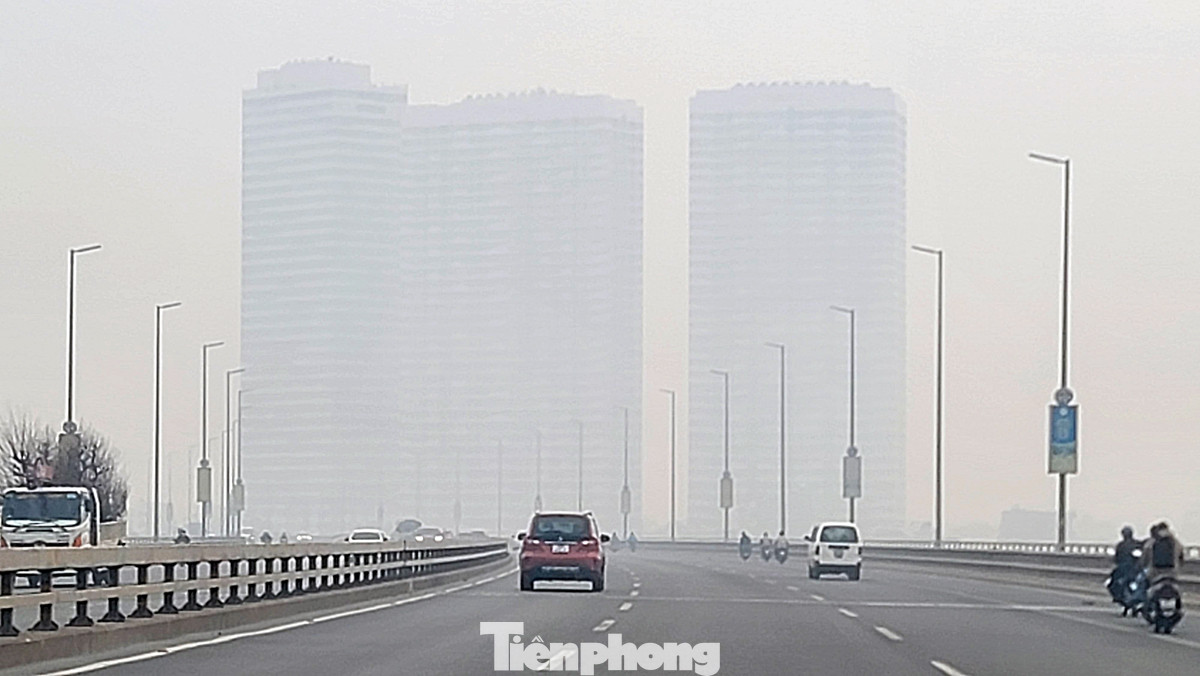 Dự báo: Gần sáng 3/1, bộ phận không khí lạnh tăng cường ở phía Bắc sẽ tràn tới Hà Nội và các tỉnh, thành phố miền Bắc gây mưa nhỏ và rét, nhiệt độ có nơi xuống mức 8 độ C.