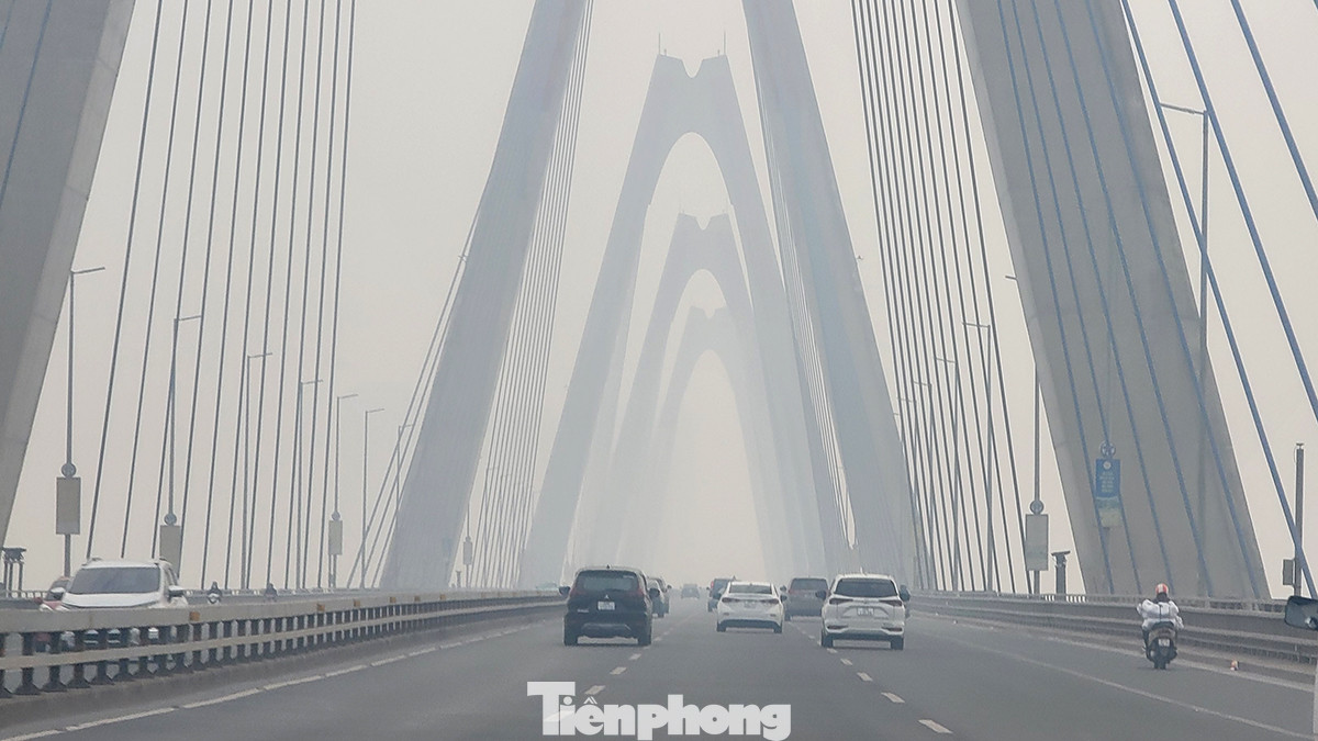 Ngày đi làm đầu tiên của năm mới 2024, không khí khu vực Hà Nội vẫn chìm trong sương mù với tầm nhìn xa bị hạn chế.