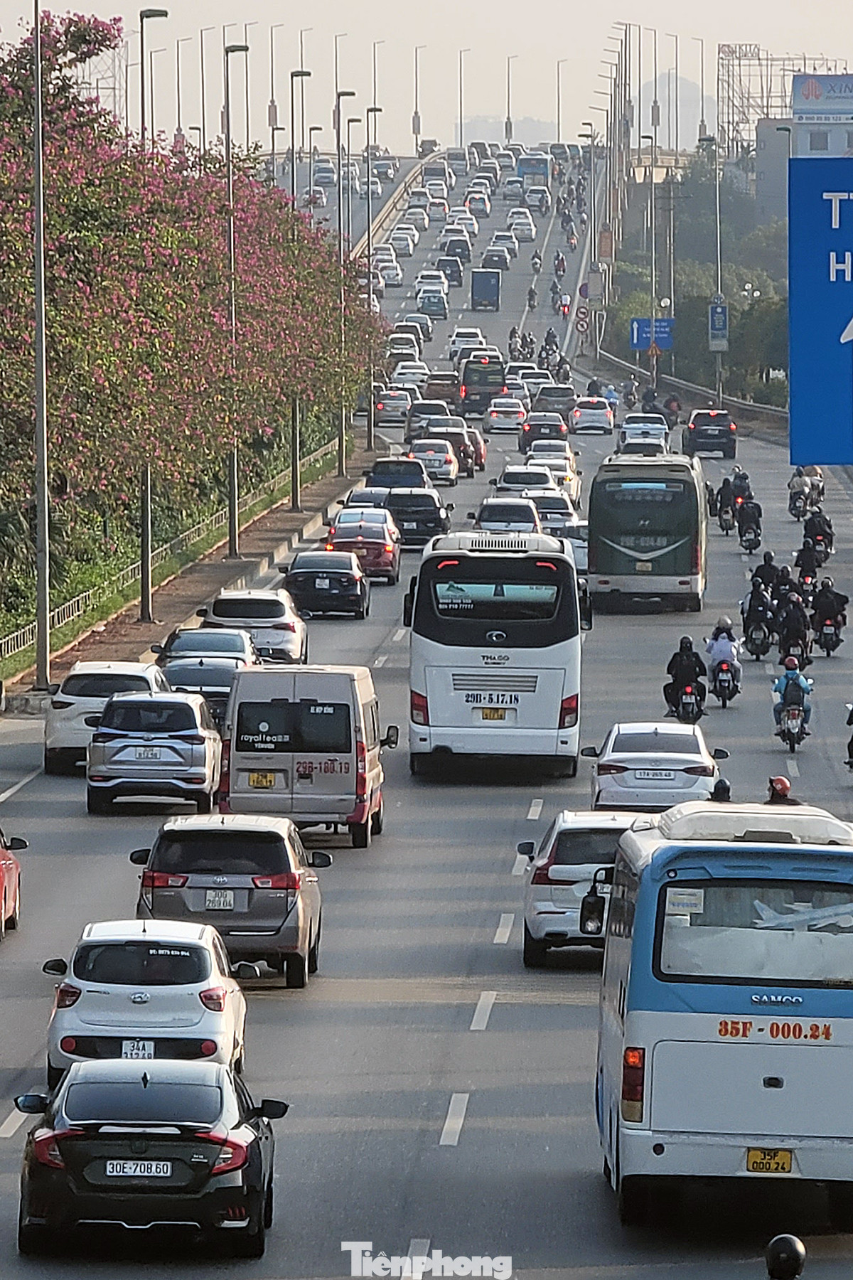 Dòng phương tiện giao thông hướng về trung tâm Hà Nội vào ngày đi làm đầu tiên của năm mới.