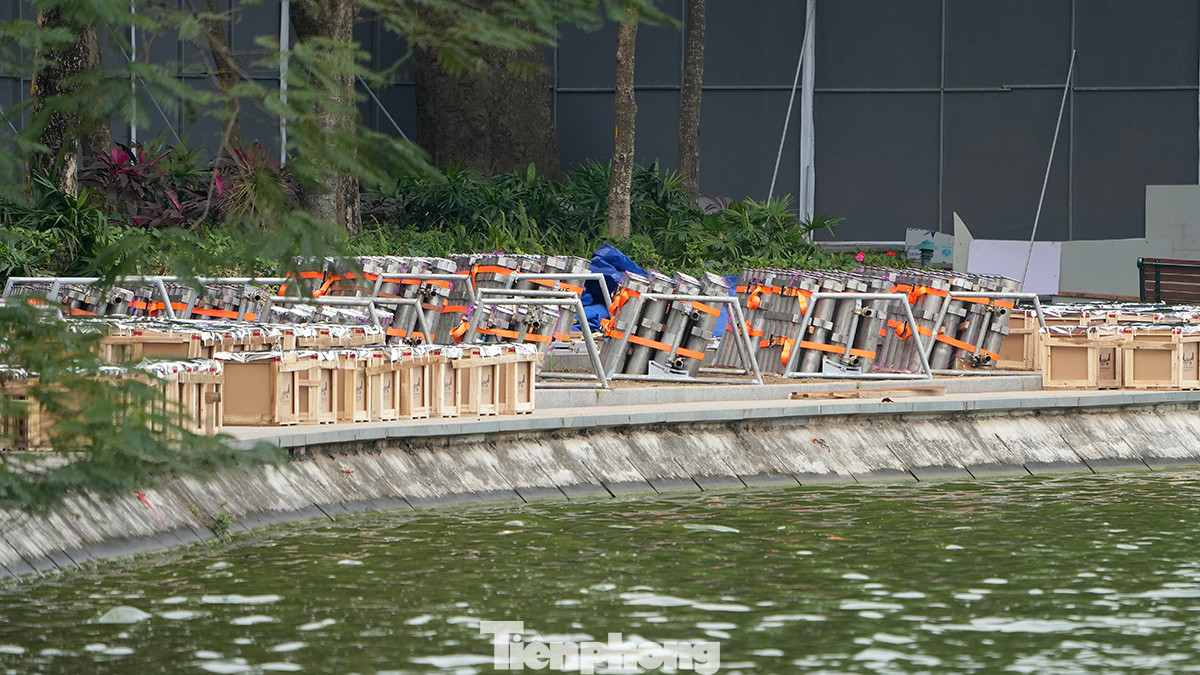 Các giàn pháo hoa hướng lên trời, khu vực trung tâm hồ Gươm, tháp rùa. Các giàn pháo hoa hướng lên trời, khu vực trung tâm hồ Gươm, tháp rùa.