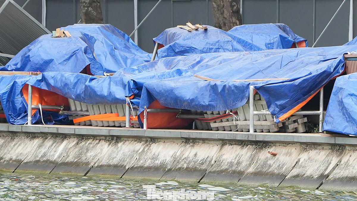 Sau khi được đấu nối cẩn thận, toàn bộ pháo hoa được phủ bạt để tránh sự ảnh hưởng của thời tiết. Sau khi được đấu nối cẩn thận, toàn bộ pháo hoa được phủ bạt để tránh sự ảnh hưởng của thời tiết.