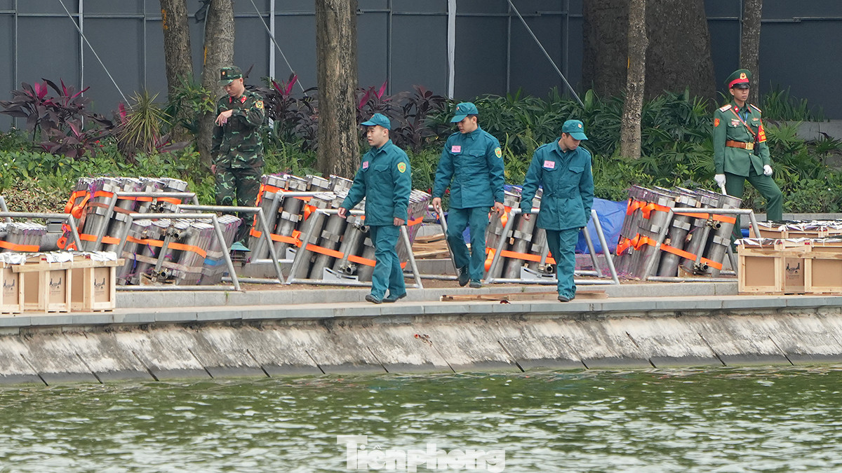 Phía ngoài, lực lượng quân đội, cảnh sát cơ động thắt chặt an ninh quanh các địa điểm bắn pháo hoa. Phía ngoài, lực lượng quân đội, cảnh sát cơ động thắt chặt an ninh quanh các địa điểm bắn pháo hoa.