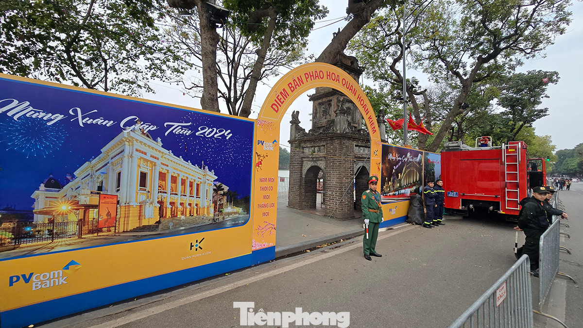 Phía ngoài, lực lượng quân đội, cảnh sát cơ động thắt chặt an ninh quanh các địa điểm bắn pháo hoa. Phía ngoài, lực lượng quân đội, cảnh sát cơ động thắt chặt an ninh quanh các địa điểm bắn pháo hoa.