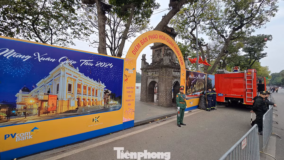 Phía ngoài, lực lượng quân đội, cảnh sát cơ động thắt chặt an ninh quanh các địa điểm bắn pháo hoa. Phía ngoài, lực lượng quân đội, cảnh sát cơ động thắt chặt an ninh quanh các địa điểm bắn pháo hoa.