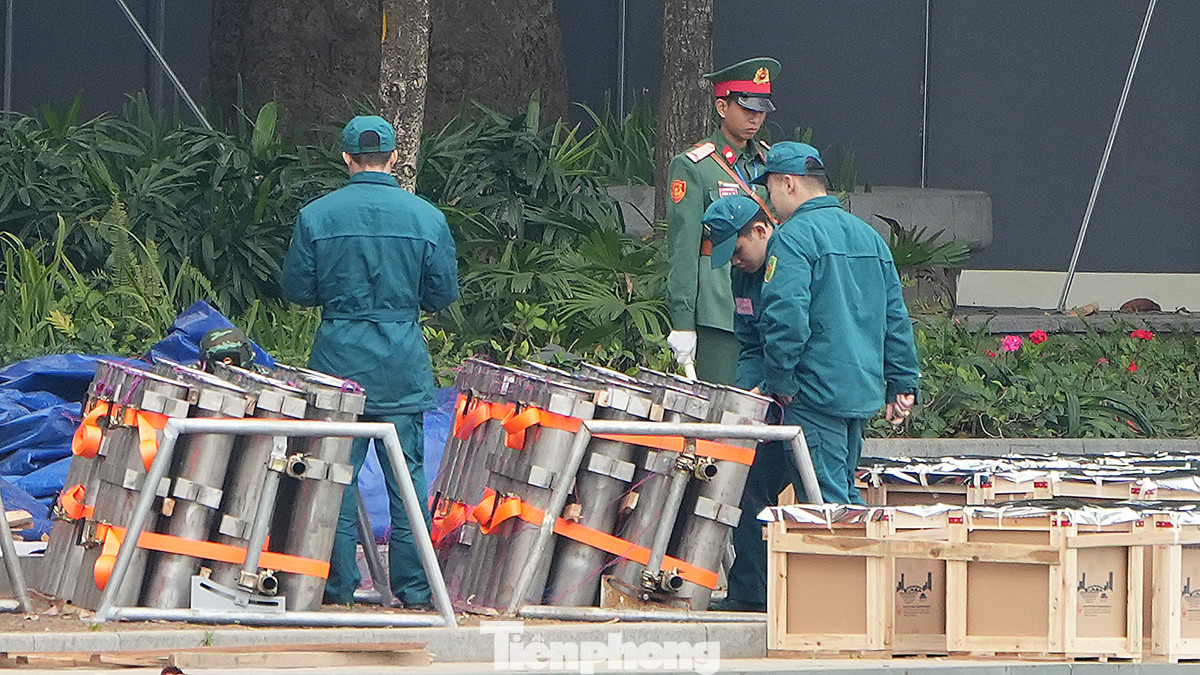 Sáng nay 9/2 (tức 30 Tết), lực lượng quân đội và dân quân tự vệ đang khẩn trương lắp đặt pháo hoa. Sáng nay 9/2 (tức 30 Tết), lực lượng quân đội và dân quân tự vệ đang khẩn trương lắp đặt pháo hoa.