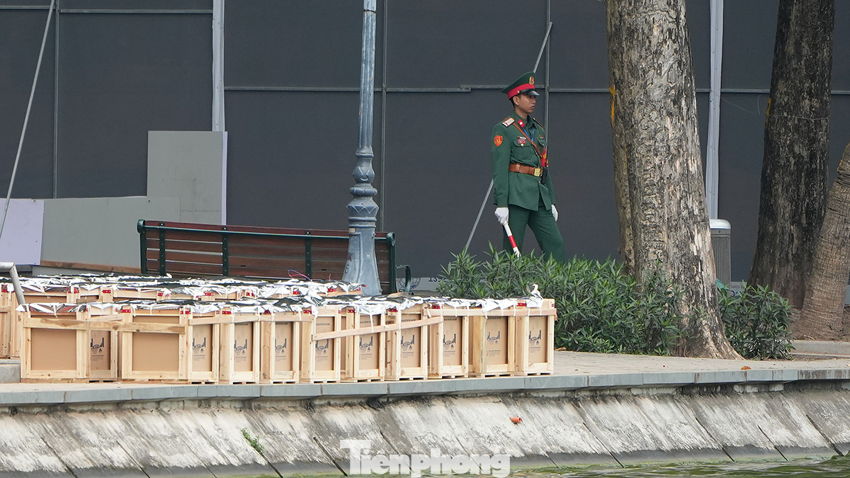 Phía ngoài, lực lượng quân đội, cảnh sát cơ động thắt chặt an ninh quanh các địa điểm bắn pháo hoa. Phía ngoài, lực lượng quân đội, cảnh sát cơ động thắt chặt an ninh quanh các địa điểm bắn pháo hoa.