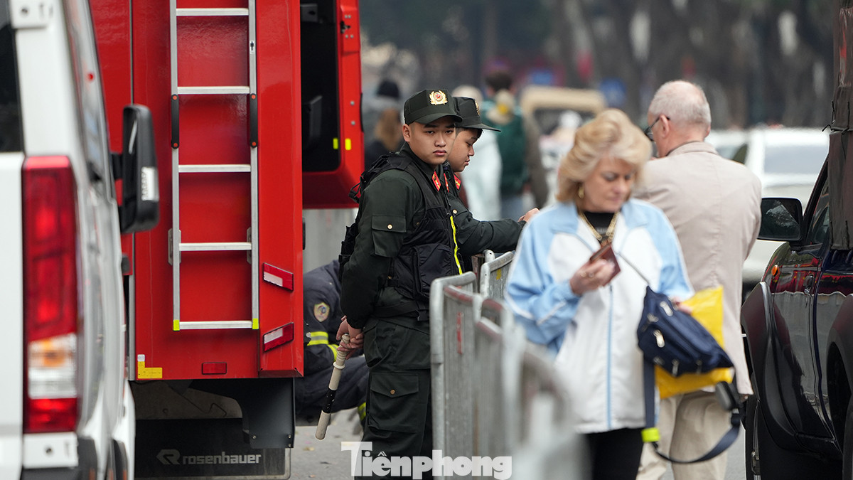 Phía ngoài, lực lượng quân đội, cảnh sát cơ động thắt chặt an ninh quanh các địa điểm bắn pháo hoa. Phía ngoài, lực lượng quân đội, cảnh sát cơ động thắt chặt an ninh quanh các địa điểm bắn pháo hoa.