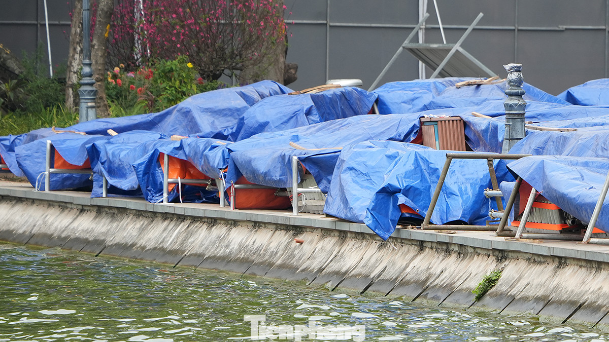 Sau khi được đấu nối cẩn thận, toàn bộ pháo hoa được phủ bạt để tránh sự ảnh hưởng của thời tiết. Sau khi được đấu nối cẩn thận, toàn bộ pháo hoa được phủ bạt để tránh sự ảnh hưởng của thời tiết.