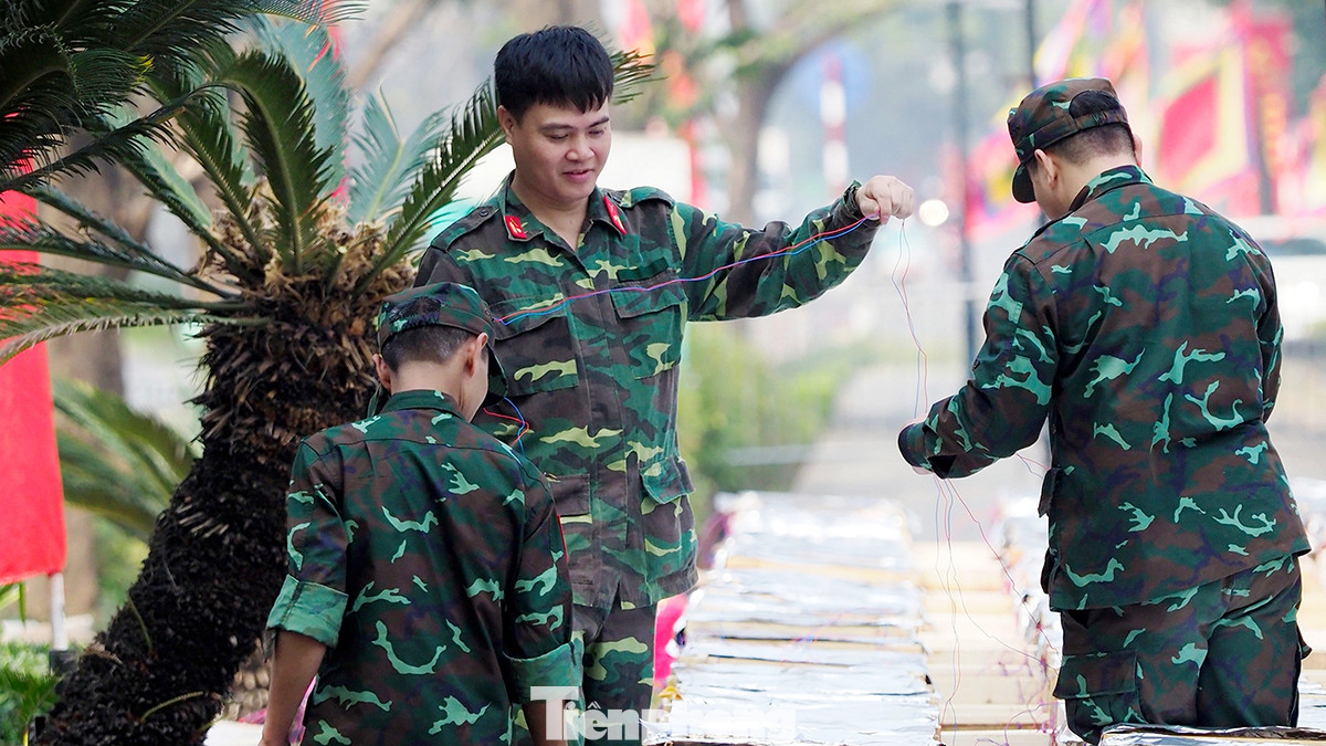 Các chiến sĩ lắp đặt hệ thống kích nổ tại trận địa pháo hoa, kiểm tra từng chi tiết để đấu nối vào bệ phóng. Các chiến sĩ lắp đặt hệ thống kích nổ tại trận địa pháo hoa, kiểm tra từng chi tiết để đấu nối vào bệ phóng.