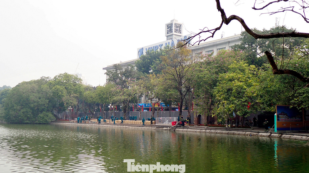 Đêm Giao thừa Tết Giáp Thìn, TP Hà Nội tổ chức bắn pháo hoa ở 30 điểm với 32 trận địa (riêng Hồ Gươm 2 trận địa) trước Bưu điện trung tâm Hà Nội và trước trụ sở Báo Hà Nội Mới. Đêm Giao thừa Tết Giáp Thìn, TP Hà Nội tổ chức bắn pháo hoa ở 30 điểm với 32 trận địa (riêng Hồ Gươm 2 trận địa) trước Bưu điện trung tâm Hà Nội và trước trụ sở Báo Hà Nội Mới.