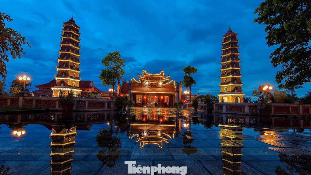 Chùa Hoằng Phúc lung linh huyền ảo về đêm.