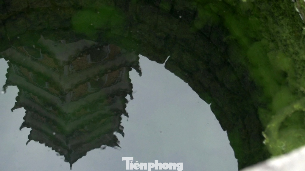 Vào năm 1821, trong chuyến ngự giá Bắc Tuần, vua Minh Mạng đã ghé thăm ngôi chùa này và đổi tên thành Hoằng Phúc Tự, được người dân quen gọi là chùa Trạm hoặc chùa Quan.