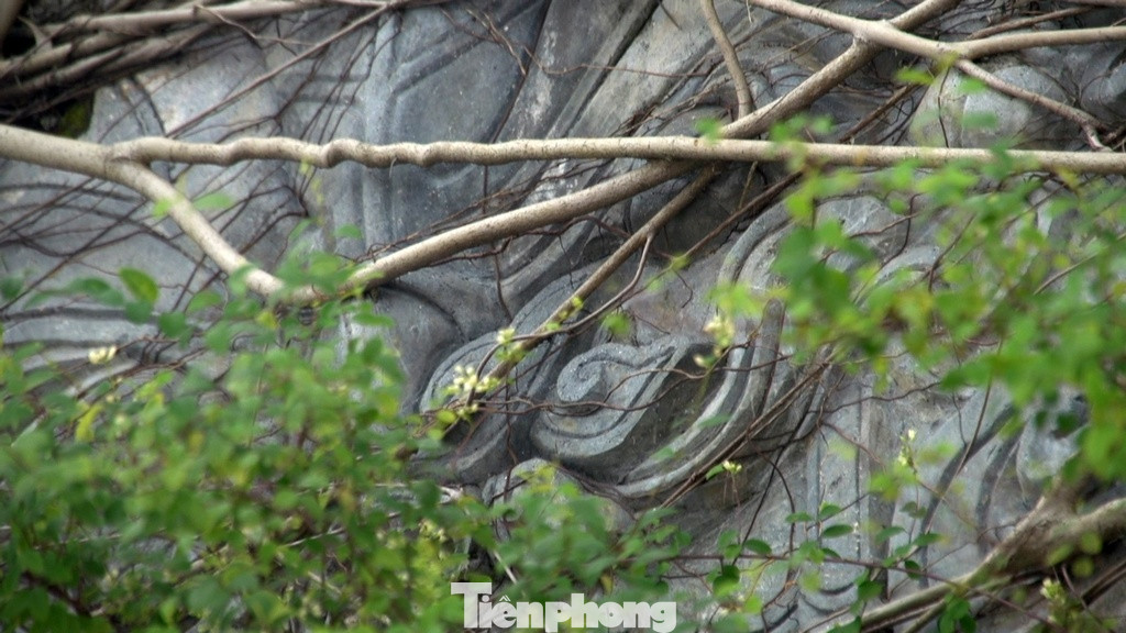 Vào năm 1821, trong chuyến ngự giá Bắc Tuần, vua Minh Mạng đã ghé thăm ngôi chùa này và đổi tên thành Hoằng Phúc Tự, được người dân quen gọi là chùa Trạm hoặc chùa Quan.