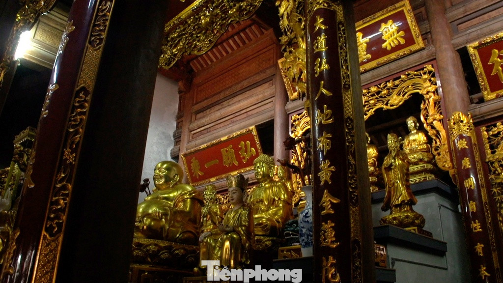 Trong hơn một thế kỷ chùa Hoằng Phúc đã rơi vào lãng quên, nhưng những hiện vật của chùa vẫn được người dân lưu giữ như mõ, quả chuông lớn bằng đồng nặng 80 kg cao 1.1 m, đường kính 0,5 m bên trên chạm khắc hai con rồng ngậm ngọc trong miệng ngậm cùng rất nhiều những hoa văn tinh xảo, tượng Phật, lư hương, đế nến, bình hoa, tòa tháp sen.