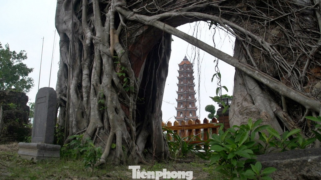 Vào năm 1301, Phật hoàng Trần Nhân Tông đã chọn ghé thăm nơi đây, cầu phúc cho dân cho nước, vào lúc này chùa Hoằng Phúc vẫn còn là am nhỏ, tên Tri Kiến. Đến năm 1716, chúa Nguyễn Phúc Chu đã cho sửa sang lại chùa và đặt tên là Kính Thiên Tự.