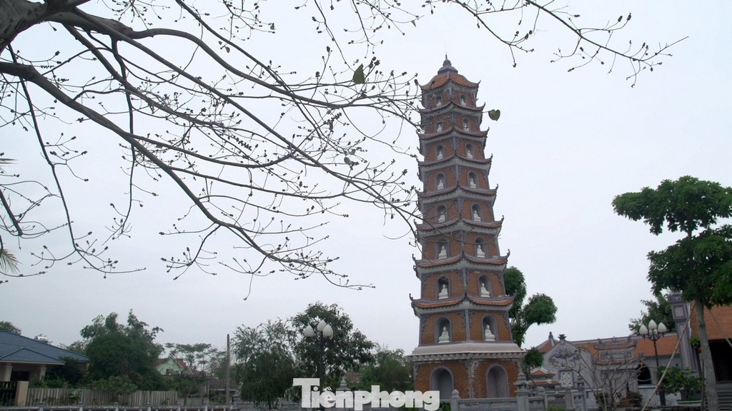 Ngôi chùa này có lịch sử hơn 715 năm, chứng kiến bao thăng trầm lịch sử. Ngôi chùa này ban đầu có tên gọi là chùa Kính Thiên, sau này mới được đổi tên là Chùa Hoằng Phúc Quảng Bình.