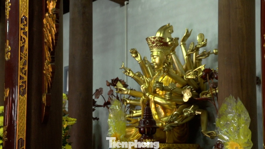 Trong hơn một thế kỷ chùa Hoằng Phúc đã rơi vào lãng quên, nhưng những hiện vật của chùa vẫn được người dân lưu giữ như mõ, quả chuông lớn bằng đồng nặng 80 kg cao 1.1 m, đường kính 0,5 m bên trên chạm khắc hai con rồng ngậm ngọc trong miệng ngậm cùng rất nhiều những hoa văn tinh xảo, tượng Phật, lư hương, đế nến, bình hoa, tòa tháp sen.