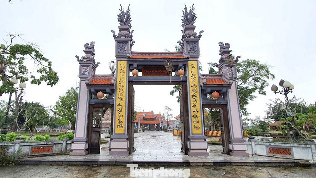 Chùa Hoằng Phúc nằm trên một vùng đất cao ráo, rộng gần 10.000 m2 và nằm ở phía hữu ngạn của dòng sông Kiến Giang thơ mộng.