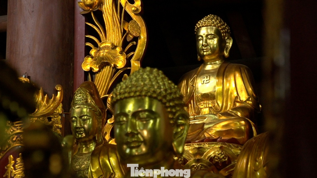 Trong hơn một thế kỷ chùa Hoằng Phúc đã rơi vào lãng quên, nhưng những hiện vật của chùa vẫn được người dân lưu giữ như mõ, quả chuông lớn bằng đồng nặng 80 kg cao 1.1 m, đường kính 0,5 m bên trên chạm khắc hai con rồng ngậm ngọc trong miệng ngậm cùng rất nhiều những hoa văn tinh xảo, tượng Phật, lư hương, đế nến, bình hoa, tòa tháp sen.