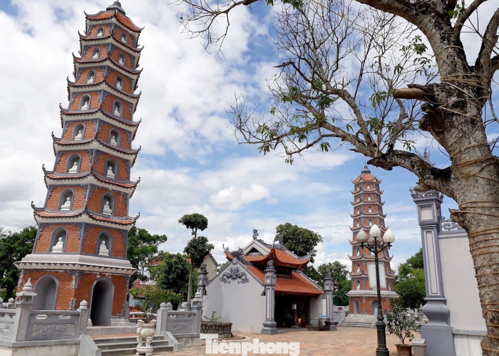 Đi từ trung tâm TP Quảng Bình, du khách có thể chạy theo quốc lộ 1A hướng Nam rồi rẽ vào đường DT16 đến thị trấn Kiến Giang, di chuyển thêm một đoạn nữa là sẽ đến được chùa Hoằng Phúc. Đường xá rất dễ di chuyển nên có thể lựa chọn di chuyển bằng xe máy, ôtô đều được.