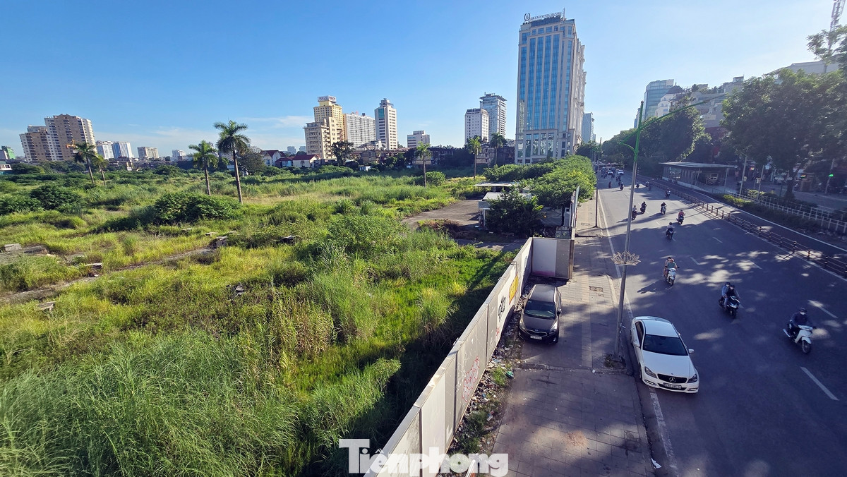 Đất công trình hỗn hợp (ký hiệu HH) gồm 2 ô đất được tổ chức với khối đế và khối tháp dự kiến bố trí thương mại dịch vụ, văn phòng, trung tâm hội nghị, câu lạc bộ, vui chơi giải trí... Ô đất diện tích: 12.511,54 m2 chiếm 21,29% diện tích đất lập quy hoạch sẽ có tầng cao xây dựng tối đa là 40 tầng. Mật độ xây dựng tối đa: 66,77 - 67,15%.