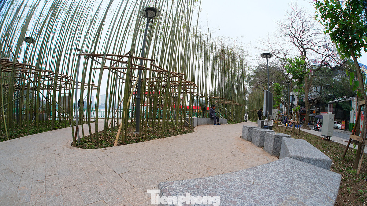 Không gian xung quanh được bố trí rất nhiều những tảng đá nguyên khối phục vụ người dân ngồi nghỉ ngơi thư giãn. Không gian xung quanh được bố trí rất nhiều những tảng đá nguyên khối phục vụ người dân ngồi nghỉ ngơi thư giãn.