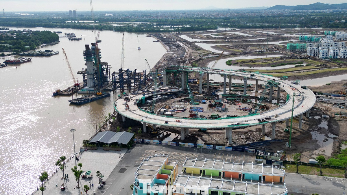 Cây cầu này có tổng chiều dài gần 2,2km bao gồm phần cầu chính và cầu dẫn.