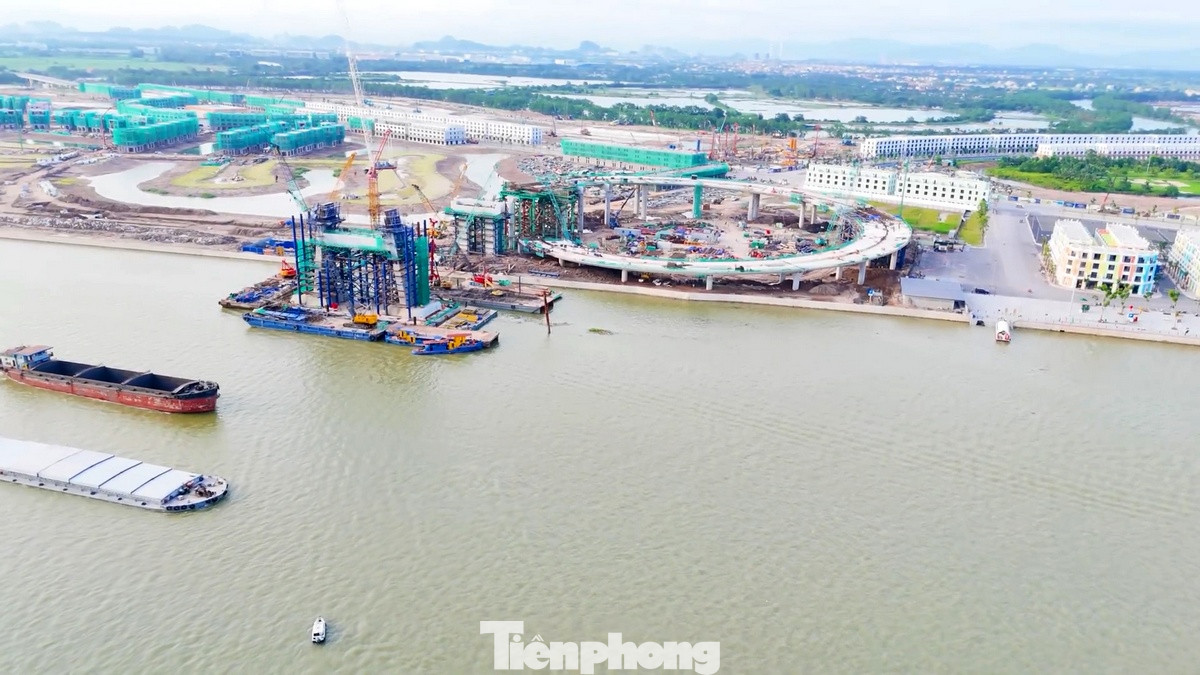 Thời gần đây, đơn vị nhà thầu đã tập trung các nguồn lực tới công trình nhằm đẩy nhanh tiến độ thi công và đảm bảo các tiêu chuẩn kỹ thuật. Các kỹ sư, công nhân có kinh nghiệm thi công dự án cầu dây văng hiện đại trong nước như cầu Mỹ Thuận, Bạch Đằng, Trần Thị Lý, Rạch Miếu 1 - 2… cũng được huy động tới dự án cầu Hoàng Gia (Máy Chai).