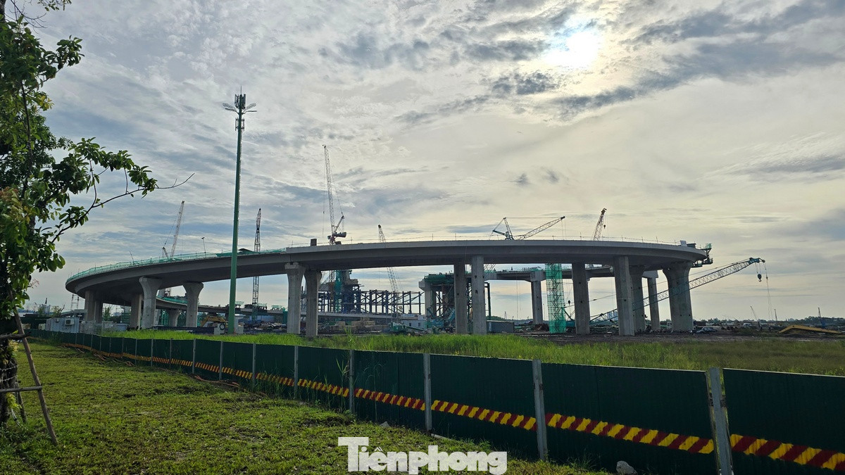 Với tổng vốn đầu tư gần 2.000 tỷ đồng, cầu Hoàng Gia (hay được gọi với tên khác là cầu Máy Chai) bắc qua sông Cấm - TP. Hải Phòng đang được đẩy nhanh tiến độ, dự kiến hoàn thành trước thời hạn.