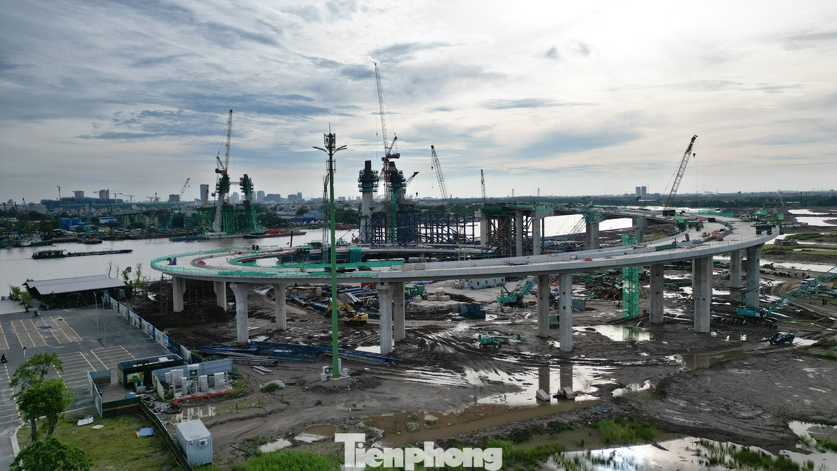 Phần cầu chính rộng 21m, thiết kế 4 làn xe; phần cầu dẫn 2 bên rộng 17,5m.