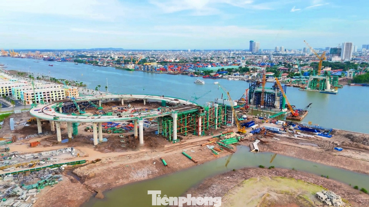 Cầu Hoàng Gia có điểm đầu thuộc đảo Vũ Yên, tại xã Thủy Nguyên, huyện Thủy Nguyên; điểm cuối giao với đường Lê Thánh Tông tại vị trí Cầu Tre thuộc phường Máy Chai, Quận Ngô Quyền, TP. Hải Phòng.