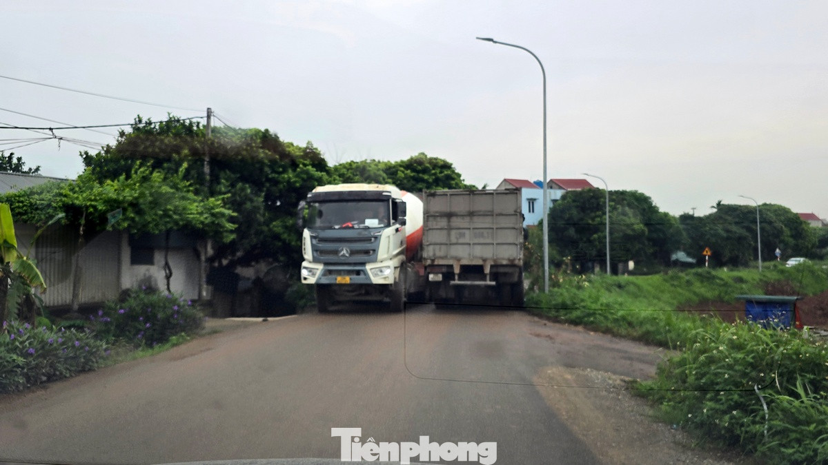 Hiện tại bề mặt đường ở nhiều đoạn đê sông Hồng đã xuống cấp trầm trọng, lượng xe có tải trọng lớn thường xuyên đi qua với mật độ cao.