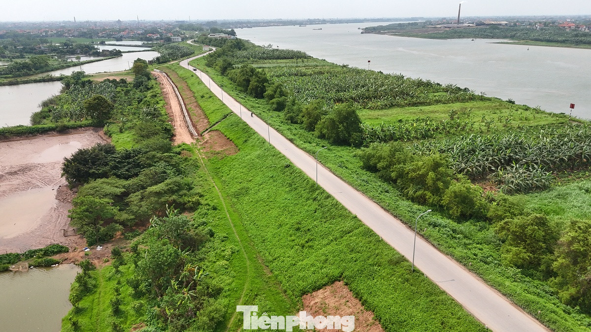 “UBND huyện quyết liệt chỉ đạo Ban quản lý dự án đầu tư xây dựng phối hợp tốt với cơ quan chuyên môn cùng UBND các xã, thị trấn có dự án đi qua trong quá trình thi công các hạng mục. Quá trình thực hiện dự án sẽ được các đơn vị giám sát chặt chẽ để nhà thầu thi công bảo đảm chất lượng công trình và theo đúng hồ sơ thiết kế đã được phê duyệt” - ông Lê Văn Bính Chủ tịch UBND huyện Phú Xuyên nhấn mạnh.