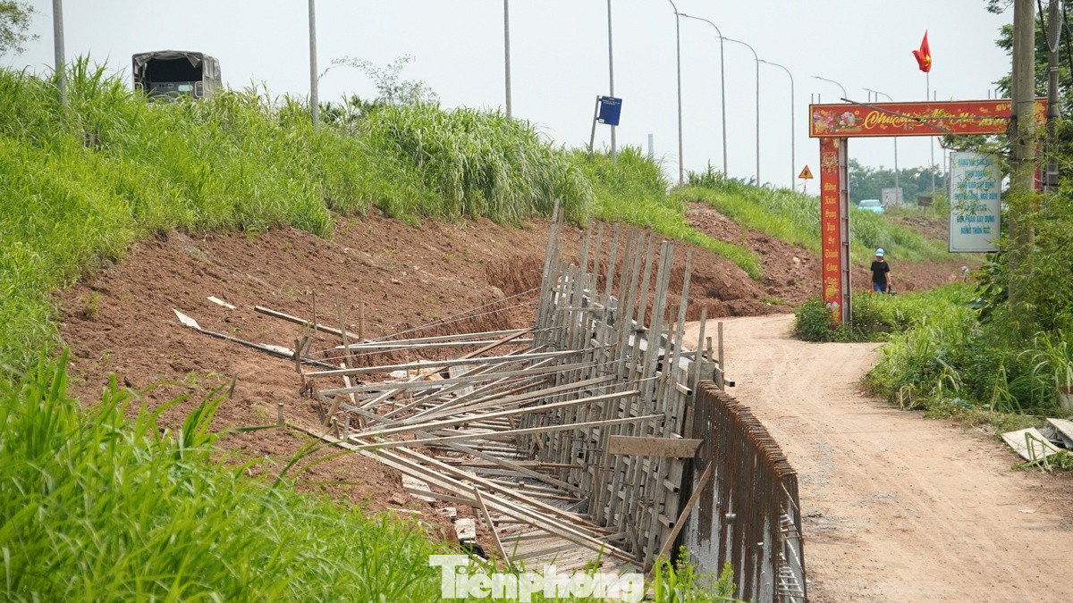 Dự án cải tạo, nâng cấp mặt đê sông Hồng đoạn qua huyện Phú Xuyên gồm các hạng mục: Đắp áp trúc mở rộng mặt từ 6m thành 9m; gia cố mặt đê bằng bê tông nhựa; cải tạo, vuốt nối, gia cố dốc lên đê phù hợp với hiện trạng và mặt cắt đê thiết kế; xây dựng tường chắn đất kết cấu bê tông cốt thép; xây dựng 9 điếm canh đê; điện chiếu sáng…