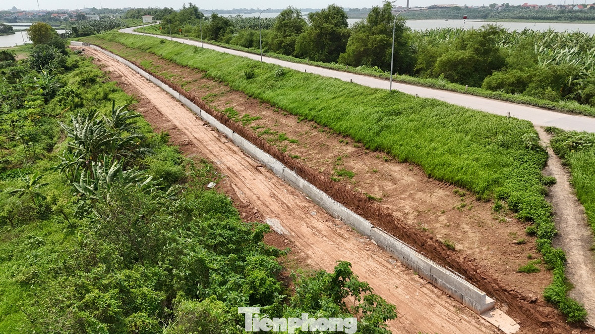 “UBND huyện quyết liệt chỉ đạo Ban quản lý dự án đầu tư xây dựng phối hợp tốt với cơ quan chuyên môn cùng UBND các xã, thị trấn có dự án đi qua trong quá trình thi công các hạng mục. Quá trình thực hiện dự án sẽ được các đơn vị giám sát chặt chẽ để nhà thầu thi công bảo đảm chất lượng công trình và theo đúng hồ sơ thiết kế đã được phê duyệt” - ông Lê Văn Bính Chủ tịch UBND huyện Phú Xuyên nhấn mạnh.