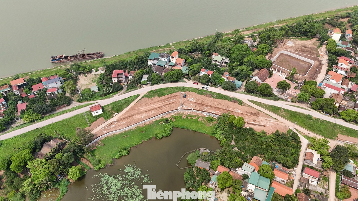 Dự án cải tạo, nâng cấp, mở rộng mặt đường đê sông Hồng nhằm mục đích phục vụ cho việc đi lại, công tác quản lý hệ thống thủy lợi, phòng chống thiên tai. Đồng thời, góp phần hoàn chỉnh mạng lưới giao thông trong khu vực, thúc đẩy phát triển kinh tế - xã hội.