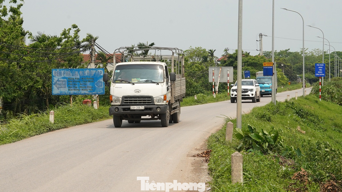 Hiện tại bề mặt đường ở nhiều đoạn đê sông Hồng đã xuống cấp trầm trọng, lượng xe có tải trọng lớn thường xuyên đi qua với mật độ cao.