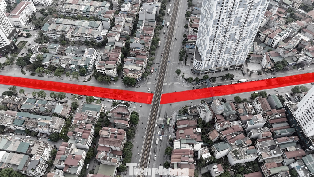 Theo thông tin của Sở GTVT Hà Nội, cầu vượt dự kiến có điểm đầu kết nối với đường Lê Trọng Tấn (cách vị trí nút giao 340 m), điểm cuối kết nối với đường Văn Khê (cách vị trí nút giao 340 m).