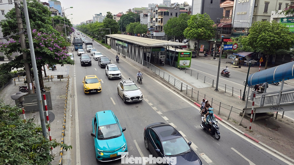 Phố Lê Trọng Tấn (Hà Đông) chung đường với tuyến xe buýt nhanh BRT cùng mật độ phương tiện tham gia giao thông luôn cao nên thường xảy ra tình trạng ùn tắc.