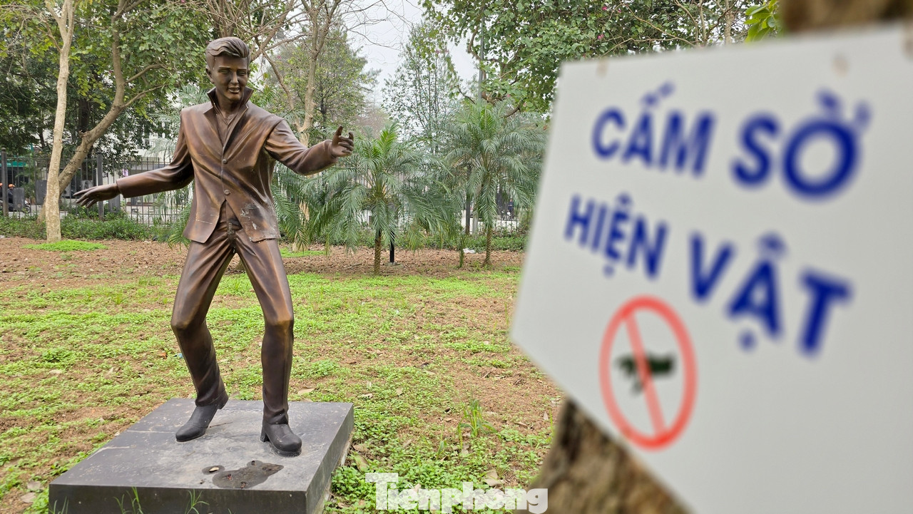 Điểm nhấn trong công viên là những bức tượng vũ công ballet, nghệ sĩ biểu diễn với tỷ lệ tương đương người thật.