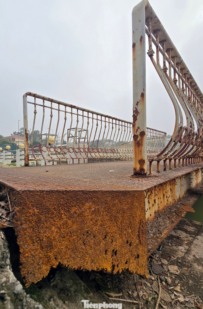 Tuy nhiên, những tượng này đã bị bong tróc, mất một số bộ phận hoặc được dán giấy "Cấm sờ vào hiện vật" ngay trên tượng. Nhiều hạng mục, trang thiết bị trong công viên đã bị xuống cấp, hoen gỉ.